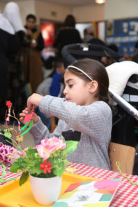 منهمكة في الإبداع